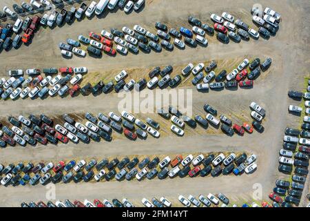 Rangées un grand nombre de voitures d'occasion stationnement terminal de terrain de vente aux enchères garées Banque D'Images