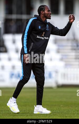 Jofra Archer de Sussex se réchauffe avant le deuxième jour du match au 1er Central County Ground, Hove. Date de la photo: Mercredi 5 mai 2021. Voir PA Story CRICKET Sussex. Le crédit photo devrait se lire: Kieran Cleeves/PA Wire. Usage éditorial uniquement. Aucune utilisation commerciale sans le consentement écrit préalable de la BCE. Utilisation d'images fixes uniquement. Aucune image mobile à émuler. Pas de suppression ou d'obscurcissement des logos du sponsor. Banque D'Images