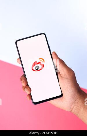 Assam, inde - 04 mai 2021 : logo Sina Weibo sur image de stock d'écran de téléphone. Banque D'Images