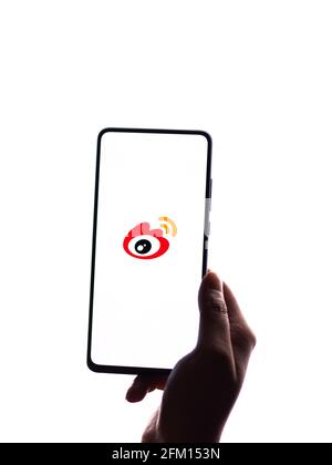 Assam, inde - 04 mai 2021 : logo Sina Weibo sur image de stock d'écran de téléphone. Banque D'Images