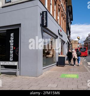 Kingston upon Thames London UK, mai 04 2021, Town Center High Street Wagamama Asian Food Restaurant fermé pendant l'éclusage du coronavirus Covid-19 Banque D'Images