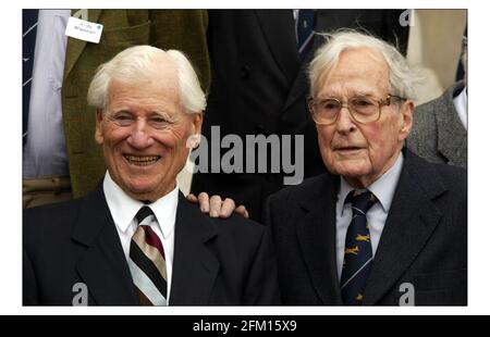 Le soixantième anniversaire de la Grande évasion, l'un des épisodes les plus remarquables de la Seconde Guerre mondiale, a eu lieu au musée de la guerre impériale de Londres. Deux survivants (six seulement sont encore en vie) étaient présents, le chef de l'escadron Jimmy James (spectacles) et le lieutenant de vol Sydney Dowse. pic David Sandison 16/3/2004 Banque D'Images