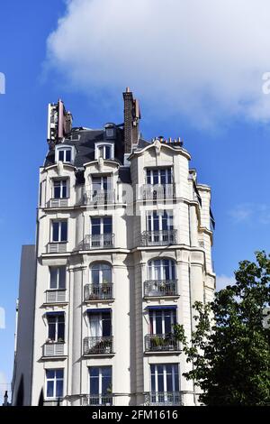 Relais antenne sur un toit - Paris - France Banque D'Images