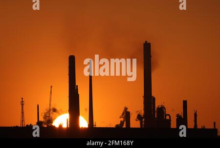 Coucher de soleil à la raffinerie de pétrole de Fawley, Hampshire, Royaume-Uni Banque D'Images