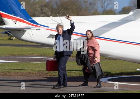 Aéroport de Wolverhampton Halfpenny Green, Royaume-Uni, 5 mai 2021. Le Premier ministre Boris Johnson se lance sur les pillards alors qu'il débarque de son hélicoptère pour une visite dans le pays noir le dernier jour de campagne en vue des élections du conseil local du jeudi en Angleterre. Depuis l'aéroport de Wolverhampton, le premier ministre se dirigeait vers Stourbridge, où il se joindra au maire de West Midlands, Andy Street, pour une promenade en vélo sur le canal et distribuer des dépliants de campagne. Credit: Paul Bunch / Alamy Live News. Banque D'Images