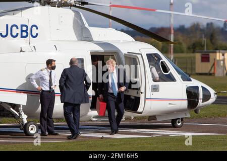 Aéroport de Wolverhampton Halfpenny Green, Royaume-Uni, 5 mai 2021. Le Premier ministre Boris Johnson débarque de son hélicoptère pour une visite dans le pays noir le dernier jour de campagne en vue des élections du jeudi au Conseil local en Angleterre. Depuis l'aéroport de Wolverhampton, le premier ministre se dirigeait vers Stourbridge, où il se joindra au maire de West Midlands, Andy Street, pour une promenade en vélo sur le canal et distribuer des dépliants de campagne. Credit: Paul Bunch / Alamy Live News. Banque D'Images