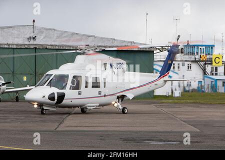 Aéroport de Wolverhampton Halfpenny Green, Royaume-Uni, 5 mai 2021. Le Sikorsky S-76C transportant les taxys du Premier ministre Boris Johnson pour le départ de l'aérodrome de Wolverhampton Halfpenny Green tandis que le Premier ministre poursuit sa dernière journée sur la piste de campagne avant les élections des conseils locaux. La visite en vol dans le pays noir comprenait une visite à Stourbridge, où le PM se joindra au maire de West Midlands, Andy Street, pour une promenade en vélo sur le canal et distribuer des dépliants de campagne. Credit: Paul Bunch / Alamy Live News. Banque D'Images