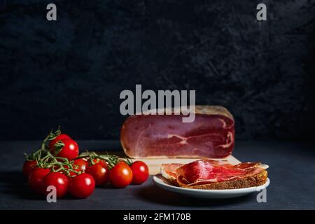 Toast au jambon avec tomates et huile d'olive. Cuisine espagnole et méditerranéenne traditionnelle Banque D'Images