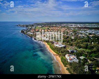 Antenne des maisons au bord de l'eau, y compris la « Glass House » à Kellys Beach Bargara Queensland Australie Banque D'Images