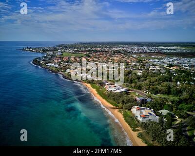 Antenne des maisons au bord de l'eau, y compris la « Glass House » à Kellys Beach Bargara Queensland Australie Banque D'Images