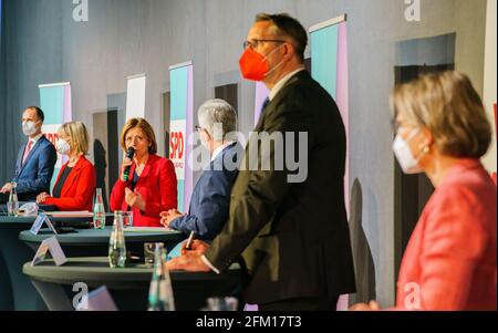 Rhénanie-Palatinat, Mayence, 05 mai 2021, Clemens Hoch (l-r, SPD), Ministre désigné des Sciences et de la Santé, Doris Ahnen (SPD), ministre désigné et actuel des Finances, Malu Dreyer (SPD), ministre désigné et actuel Président, Roger Lewentz (SPD), ministre désigné et actuel de l'intérieur, Alexander Schweitzer (SPD), ministre désigné du travail, des Affaires sociales, de la transformation et de la numérisation, Et Stefanie Hubig (SPD), ministre de l'éducation désigné et actuel, se présente devant la presse. Le SPD présentera ses ministres d'un éventuel gouvernement d'État composé du SPD, Bün Banque D'Images