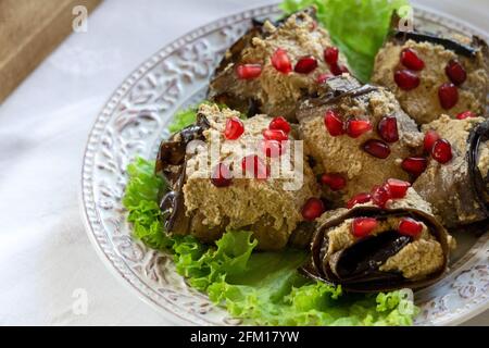 Cuisine géorgienne. Aubergine avec noix et grenade sur une assiette. Cuisine nationale traditionnelle et plats de Géorgie. Photo de haute qualité Banque D'Images