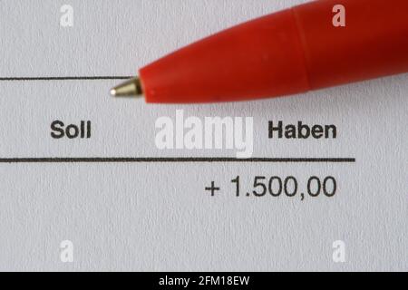 Dresde, Allemagne. 19 avril 2021. Un stylo à bille se trouve sur un relevé bancaire sur lequel sont écrits les débits, les crédits et la valeur de plus 1,500.00 euros. Credit: Robert Michael/dpa-Zentralbild/dpa/Alay Live News Banque D'Images