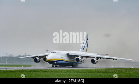 Hoersching, autriche, 02 mai 2021, antonov an-124, UR-82008 débarquant à l'aéroport de linz Banque D'Images