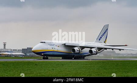 Hoersching, autriche, 02 mai 2021, antonov an-124, UR-82008 débarquant à l'aéroport de linz Banque D'Images