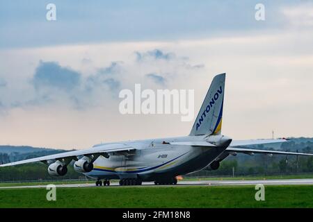 Hoersching, autriche, 02 mai 2021, antonov an-124, UR-82008 débarquant à l'aéroport de linz Banque D'Images