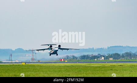 Hoersching, autriche, 02 mai 2021, antonov an-74, UR-74010, départ à l'aéroport de linz Banque D'Images