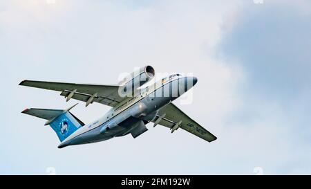 Hoersching, autriche, 02 mai 2021, antonov an-74, UR-74010, départ à l'aéroport de linz Banque D'Images