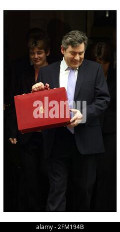 Gordon Brown sort sur 11 Downing St pour aller Et remettre son budget 2004 au Parlement.pic David Sandison 17/3/2004 Banque D'Images