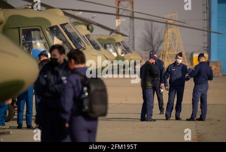 PRÈS DE ZHEZKAZGAN, KAZAKHSTAN - 17 avril 2021 - la NASA, Roscosmos et les forces russes de recherche et de récupération se préparent à quitter l'aéroport de Zhezkazgan à Kaza Banque D'Images