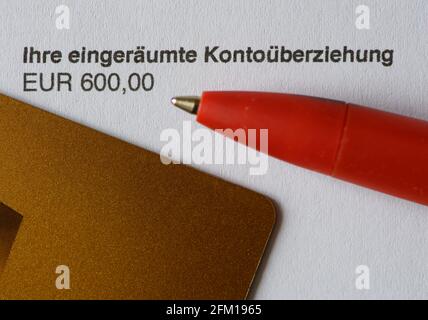 Dresde, Allemagne. 19 avril 2021. Un stylo à bille et une carte de crédit sont sur un relevé bancaire qui indique "votre découvert accordé de 600.00 euros". Credit: Robert Michael/dpa-Zentralbild/dpa/Alay Live News Banque D'Images