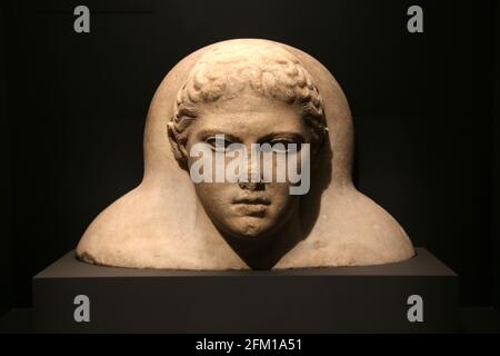 Tête du couvercle d'un marbre, sarcophage avec le visage de style grec mais de type phénicien. Sidon, Liban. 5e-3e av. J.-C. British Museum. Londres. Banque D'Images