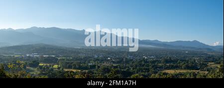 Vue panoramique du point de vue à la petite ville située dans les plaines entre les hautes chaînes de montagnes dans la soirée, nord de la Thaïlande, fron Banque D'Images