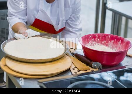 Processus de préparation de la pâte à la boulangerie, restaurant - concept de cuisine professionnelle Banque D'Images