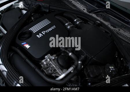 Le capot moteur M Power avec refroidisseur de charge et charbon Renfort de moteur fibre d'UNE BMW M4 F82 2017 Pack Banque D'Images