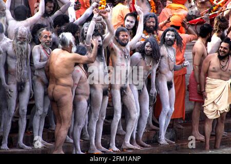 Baignade rituelle dans le Gange River India, Uttarakhand, Haridwar, Kumbh Mela. Un Sadhu un ascétique ou praticien de yoga (yogi) qui a donné des poursuivants Banque D'Images