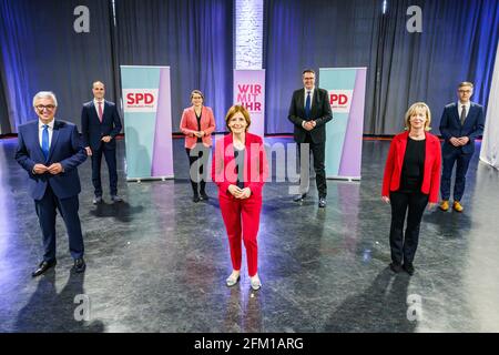 05 mai 2021, Rhénanie-Palatinat, Mayence : Roger Lewentz (l-r, SPD), ministre désigné et actuel de l'intérieur, Clemens Hoch (SPD), ministre désigné des Sciences et de la Santé, Stefanie Hubig (SPD), ministre désigné et actuel de l'éducation, Malu Dreyer (SPD), ministre désigné et actuel, Alexander Schweitzer (SPD), ministre désigné du travail, ministre désigné Affaires sociales, transformation et numérisation, Doris Ahnen (SPD), ministre des Finances désigné et actuel, et Fabian Kirsch (SPD), secrétaire d'Etat, se tiennent devant la presse pour une photo de groupe. Le SPD présente son ministre Banque D'Images