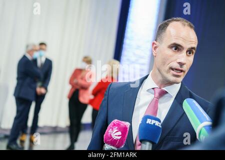 05 mai 2021, Rhénanie-Palatinat, Mayence: Clemens Hoch (SPD), ministre désigné pour la Science et la Santé, parle aux médias. En arrière-plan sont Roger Lewentz (l-r, SPD), ministre désigné et actuel de l'intérieur, Fabian Kirsch (SPD), secrétaire d'Etat, Stefanie Hubig (SPD), ministre désigné et actuel de l'éducation, et Doris Ahnen (SPD), ministre désigné et actuel des Finances. Le SPD présentera à la presse ses ministres d'un éventuel gouvernement d'Etat composé de SPD, Bündnis90/Die Grünen et FDP. La Rhénanie-Palatinat sera probablement régie par un feu de circulation coa Banque D'Images