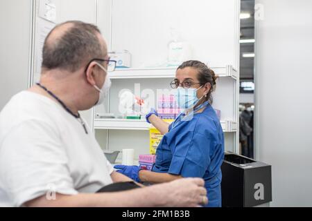 Barcelone, Catalogne, Espagne. 5 mai 2021. L'homme est vu parler à l'infirmière avant de recevoir la dose de vaccin.pour accélérer la vaccination de COVID-19 et des centres de soins primaires les plus décongestionnant, l'institution du salon de Barcelone, Fira Barcelona, est devenue, depuis avril 30, un centre de vaccination de masse. Il est le premier en Catalogne, avec la capacité d'administrer jusqu'à 120,000 vaccins par semaine. Cet espace est ajouté aux cinquante espaces municipaux autorisés par le Conseil municipal de Barcelone comme espaces de vaccination COVID-19. Credit: Thiago Prudencio/DAX/ZUMA Wire/Alay Live News Banque D'Images