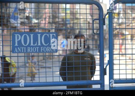 Lahore, Pakistan. 05e mai 2021. Le personnel de la police pakistanaise est garde pour éviter les rassemblements publics comme sur la violation des SOP du virus Corona le marché de Baghbanpura et le marché pakistanais sont scellés pour empêcher la propagation de la COVID-19 dans la capitale provinciale Lahore. (Photo de Rana Sajid Hussain/Pacific Press) Credit: Pacific Press Media production Corp./Alay Live News Banque D'Images