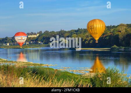 Montgolfière survolant la Loire Banque D'Images