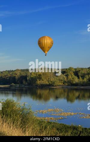 Montgolfière survolant la Loire Banque D'Images