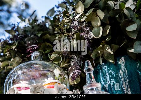 Decoración artesanal para tus fiestas, con silla plásticas en forma de cristal, tela de encaje, mesa de dulce, en cualquier lugar Banque D'Images