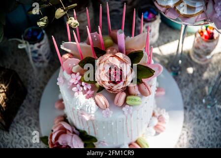 Decoración artesanal para tus fiestas, con silla plásticas en forma de cristal, tela de encaje, mesa de dulce, en cualquier lugar Banque D'Images