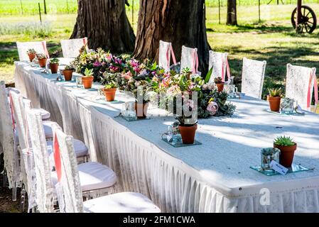 Decoración artesanal para tus fiestas, con silla plásticas en forma de cristal, tela de encaje, mesa de dulce, en cualquier lugar Banque D'Images