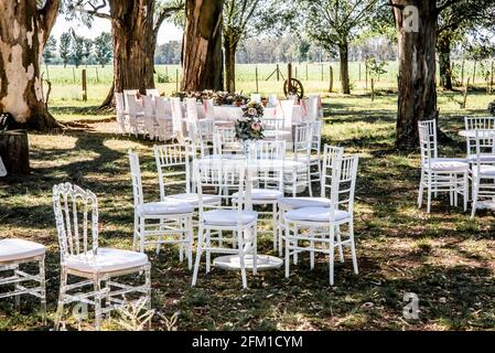 Decoración artesanal para tus fiestas, con silla plásticas en forma de cristal, tela de encaje, mesa de dulce, en cualquier lugar Banque D'Images