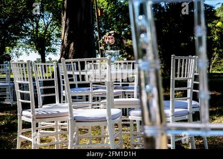 Decoración artesanal para tus fiestas, con silla plásticas en forma de cristal, tela de encaje, mesa de dulce, en cualquier lugar Banque D'Images