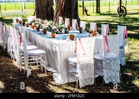 Decoración artesanal para tus fiestas, con silla plásticas en forma de cristal, tela de encaje, mesa de dulce, en cualquier lugar Banque D'Images