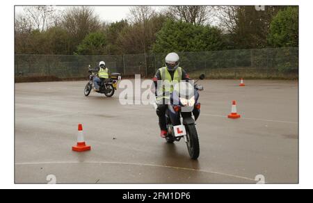 Alastair Weaver sur Blue Honda à l'école de conduite R.A.E. de Ham dans le sud-ouest de Londres, les élèves sont pris par une série de mannequins et de tests pour recevoir la moto C.B.T. de theire à l'école de conduite R.A.E. de Ham dans le sud-ouest de Londres.pic David Sandison 6/12/2003 Banque D'Images