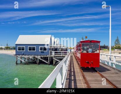 La jetée électrique de Stocker Preston Express sur la jetée de Busselton la plus longue jetée en bois de l'hémisphère sud, en Australie occidentale Banque D'Images