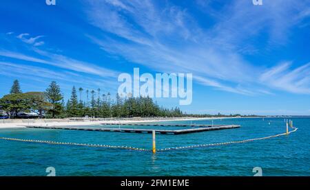 Filet de requin autour d'un ponton créant une zone sûre pour nager à l'estran de Busselton en Australie occidentale Banque D'Images