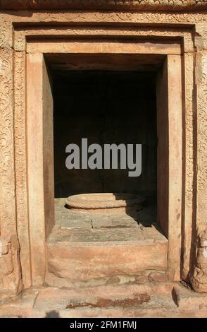 Plan vertical d'une porte en pierre rouge du temple inférieur de Shivalaya à Badami, Karnataka, Inde Banque D'Images