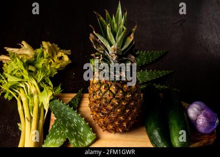 Ingrédient pour les jus naturels, avec l'ananas, l'aloe vera, le céleri, entre autres légumes verts. Banque D'Images