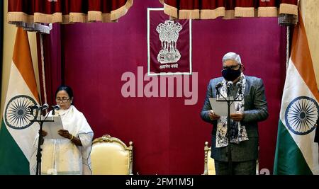 Kolkata, Inde. 5 mai 2021. Mamata Banerjee (L), le chef d'un parti régional - All India Trinamool Congress (TMC) fait serment en tant que ministre en chef de l'État du Bengale occidental de l'est de l'Inde pour le troisième mandat consécutif à Kolkata (Inde), le 5 mai 2021. Credit: STR/Xinhua/Alay Live News Banque D'Images