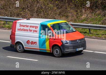 E.ON 2017 2017 VW Volkswagen transporter T30 St-LN TDI LCV entreprise d'approvisionnement énergétique commercial; véhicules mobiles de circulation automobile, conduite de véhicules sur les routes britanniques, moteurs, conduite sur l'autoroute M6 Banque D'Images