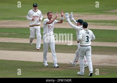 Stuart Broad, de la région de Notinghamshire, célèbre avec ses coéquipiers après avoir pris le cricket de Nick Browne pendant le match de la CCC de la région de Notinghamshire contre la CCC de l'Essex, SpecSAV Banque D'Images